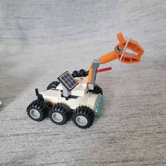 LEGO CITY: Mars Research Shuttle (60226) - Picture 7 of 14